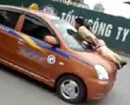 Lái xe taxi đâm CSGT chạy 20km