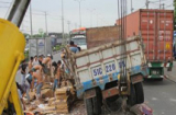 Xe tải bất ngờ mất lái, hàng chục tấn gạch đổ ra đường