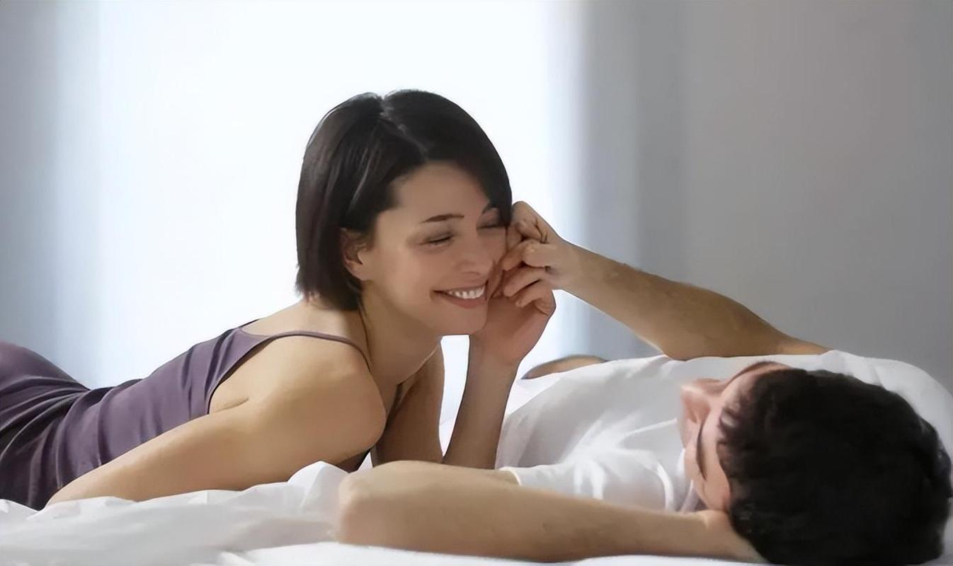 Xế hộp gây tai nạn lật ngửa trên vỉa hè