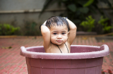 Nên tắm cho bé một ngày mấy lần trong mùa hè