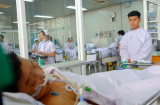 Mẹ lặng lẽ đợi bán nhà cứu con trai 17 tuổi hôn mê sâu chỉ sau một trận sốt cao