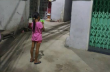 Câu chuyện về bé gái bán vé số mù chữ trong con hẻm bình dân khiến ai cũng phải rơi nước mắt
