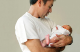 Bế đứa con đỏ hỏn trên tay, tôi tím mặt vì câu nói của đồng nghiệp công ty vợ