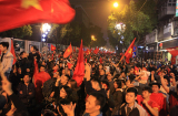 U23 Việt Nam tạo 'cơn địa chấn', fan Việt hát hò diễu hành xuyên đêm, fan ngoại khen tuyển nhà đá 'quá hay'