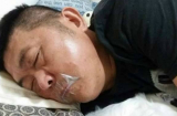 Dân mạng xúc động hình ảnh người chồng dán băng dính vào miệng để vợ khỏi nghe tiếng ngáy