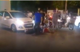 Sau khi va chạm với ô tô, cô gái bị đạp thẳng vào người khiến dân mạng phẫn nộ