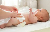 Hướng dẫn cách thay tã cho trẻ sơ sinh