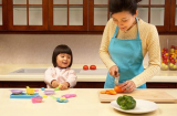 Mẹ dạy con gái đảm đang thành 'nàng tố nữ' dễ thương