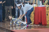 'Tan nát ruột gan' nhìn con trai bé bỏng bò đi tìm cha trong tang lễ 3 phi công