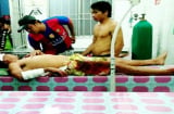 Vợ bất ngờ cầm dao chém ngang đầu chồng