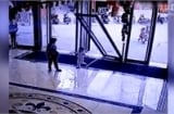 Bà bất cẩn, bé gái bị tấm kính cường lực lớn đè lên người