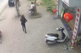 Quá nguy hiểm: Mẹ quên tắt máy để con nhỏ vặn ga khiến xe lao thẳng vào gốc cây