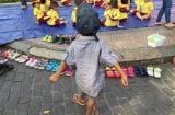 Bé trai theo mẹ nhặt rác xếp dép cho các bạn dã ngoại: 'Mẹ được nhận làm, con sẽ tới trường'