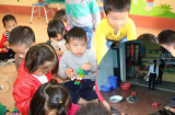 Bé 4 tuổi bị cô hiệu trưởng dọa cắm điện, dốc đầu vào máy vặt lông gà đã đi học trở lại