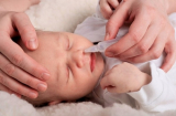 Dùng nước muối sinh lý kiểu này hại con khôn lường mà không hay
