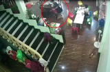 Clip: Bé 2 tuổi bị cô giáo dọa đánh, lôi xềnh xệch vào nhà vệ sinh khi phụ huynh vừa rời khỏi trường