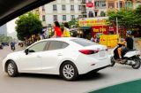Hãi hùng cảnh hai bé gái ung dung ngồi nóc ôtô chạy giữa phố Hà Nội