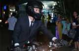 Sau thời gian ở ẩn vì gây tai nạn, Johnny Trí Nguyễn cưỡi mô tô gần nửa tỉ đi xem phim
