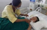 Mắc phải căn bệnh quái ác, nữ sinh ĐH Thương Mại sốt cao rồi rơi vào hôn mê 2 tháng vẫn chưa tỉnh