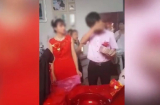 Chú rể buồn rười rượi khi trao của hồi môn cho cô dâu gây tranh cãi trên mạng
