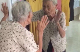 Cụ bà 'buôn dưa lê' với 'bạn thân' trong gương khiến bao người rưng rưng xúc động