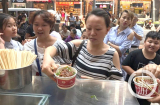 Tìm lại được nhẫn kim cương để cầu hôn bạn gái, chàng trai tặng người dân 5.000 tô mì miễn phí