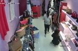 Cô gái trẻ xinh đẹp đánh lạc hướng nhân viên để lấy trộm chai nước hoa khiến cư dân mạng bức xúc