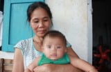 Bé trai 6 tháng tuổi tím tái, kiến cắn khắp người trong chiếc chòi lá bị bỏ hoang