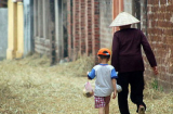 Mẹ cõng cả cuộc đời trên đôi vai gầy
