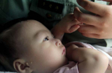 Bé trai bị bỏ rơi túm chặt tay cảnh sát khi được tìm thấy khiến ai nấy đều rưng rưng xúc động
