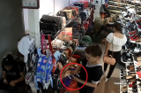 Clip: 'Nữ quái' vờ mua đồ rồi trộm điện thoại nhanh như chớp trong cửa hàng giày