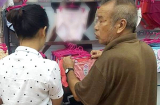 Chồng U60 chia sẻ bí quyết hạnh phúc: Tự mua đồ lót cho vợ, mỗi ngày 1 lần khen và 3 lần hôn