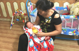 Đi thể dục buổi tối, phát hiện bé trai 20 ngày tuổi bị bỏ rơi trong thùng giấy bên đường