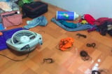Vợ kéo nguyên hội chị em đi đánh ghen, xé quần áo, dùng kéo cắt tóc rồi đập phá đồ đạc