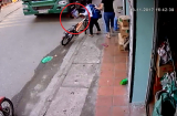 Thót tim cảnh bé trai thoát chết trong gang tấc sau khi ngã trước đầu xe container