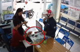 Clip: Giả vờ vào mua vé, 'nữ quái' nhanh tay trộm luôn chiếc điện thoại trước mặt nhân viên