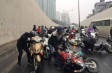 Hàng chục xe máy ngã đổ la liệt một cách khó hiểu trong hầm chui Kim Liên
