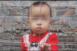 Giao con gái cho chồng để đi chợ, mẹ trẻ hốt hoảng khi thấy con trong… CHUỒNG GÀ