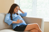 Bà bầu bị táo bón có nên rặn không?