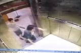 Cắm cúi với điện thoại, người phụ nữ bị thang máy cắt đứt mất chân