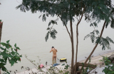 Giữa cái lạnh tê tái ở Hà Nội: Người cuốn chăn ra đường, người vô tư ra bãi giữa sông Hồng tắm tiên