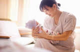 Phụ nữ nghỉ việc ở nhà chăm con có nên không?