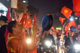 Hàng vạn cổ động viên mang xoong chảo ra đường ăn mừng sau chiến thắng CHẤN ĐỘNG của tuyển U23 Việt Nam