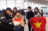 Biểu cảm đáng yêu của Bùi Tiến Dũng khi được Hoa hậu Mỹ Linh xin chữ ký