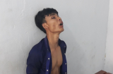 Thanh niên 'ngáo đá' leo lên nóc nhà ném gạch đá người đi đường và đội cứu hộ