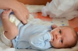 Mách mẹ cách xử lý khi trẻ sơ sinh bị đi ngoài