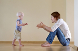 5 tư thế trẻ tập đi mẹ 'vỗ tay chúc mừng' nhưng cảnh báo nguy hại