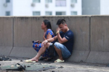 Người nhà thai phụ tử nạn trong chiếc xe khách bốc cháy khóc ngất tại hiện trường