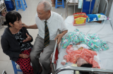 Mạnh thường quân 83 tuổi mong được chăm sóc bé trai 11 tháng tuổi bị mẹ đâm thủng ruột