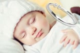 Nguy hiểm chết người từ chiếc vòng bạc mà hàng ngàn em bé đang đeo trên người
